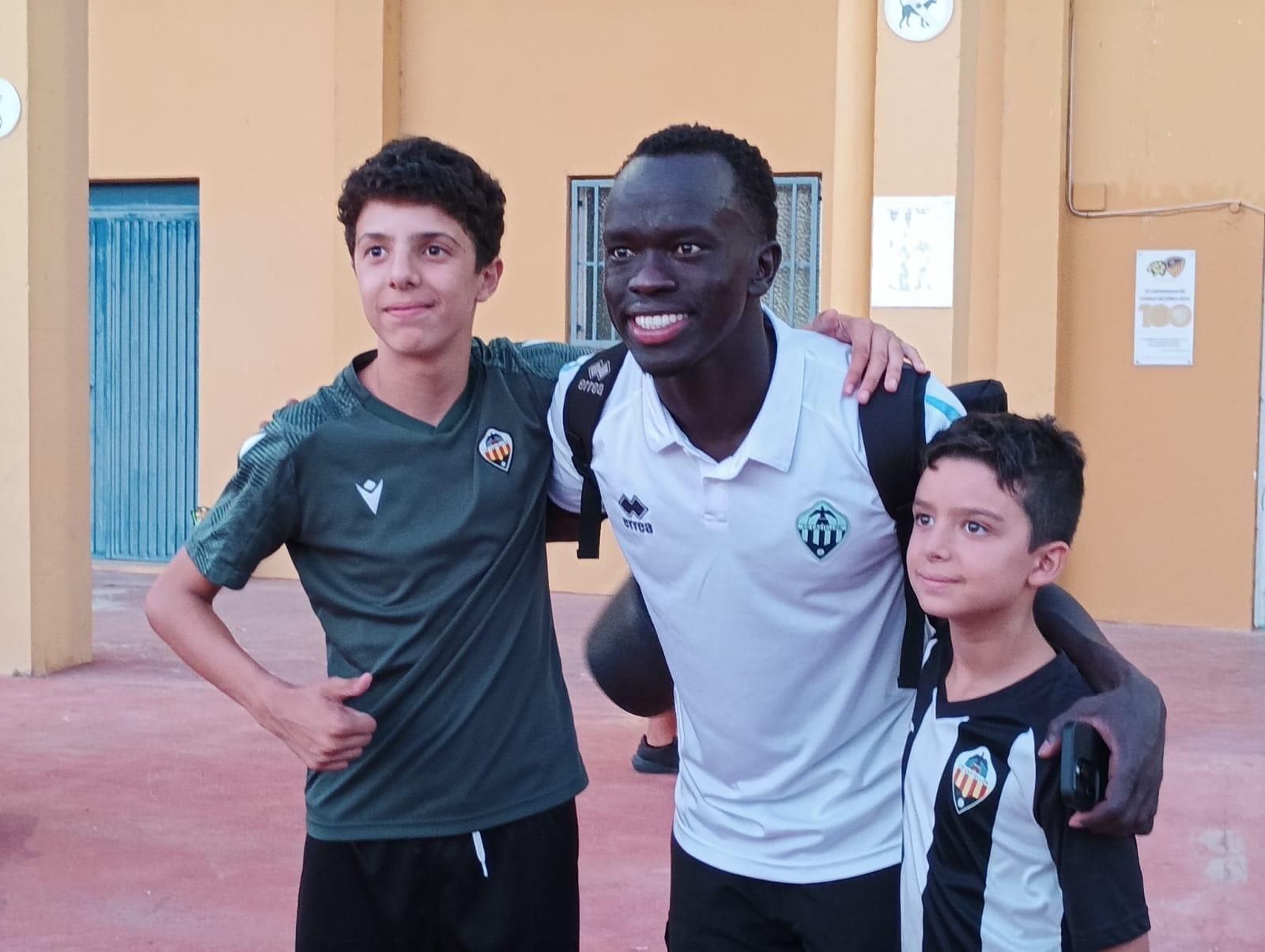 Galería | Afición y equipo, juntos tras el amistoso del Castellón en Alzira