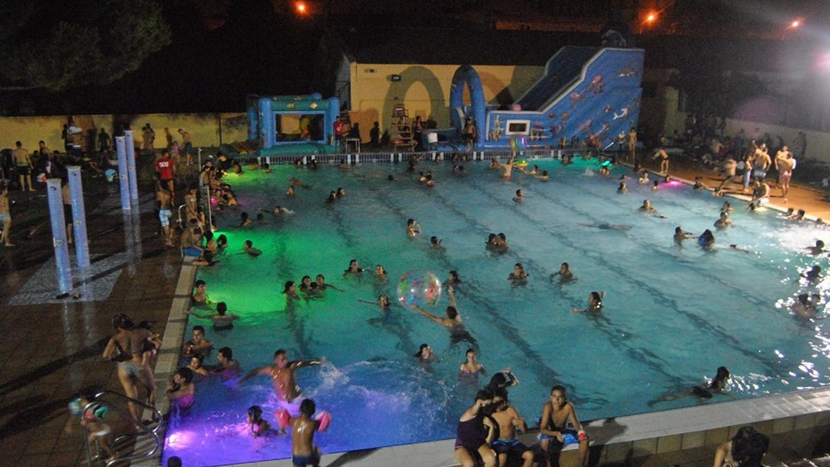 La piscina del Parque Oeste abre por las noches.