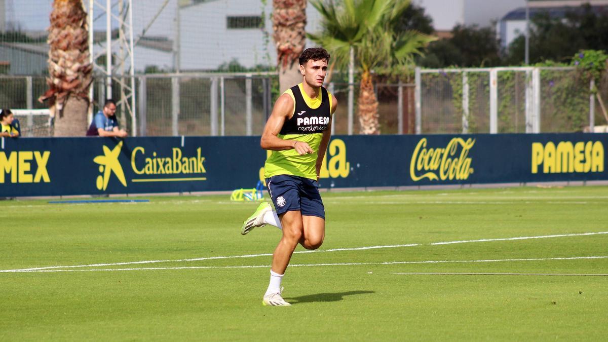 Alex Forés, durante un entrenamiento del Villarreal B.