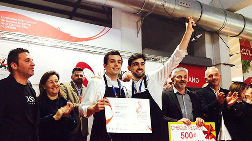 Alejandro Serrano y su ayudante Javier festejan el primer premio del certamen de la gamba roja.