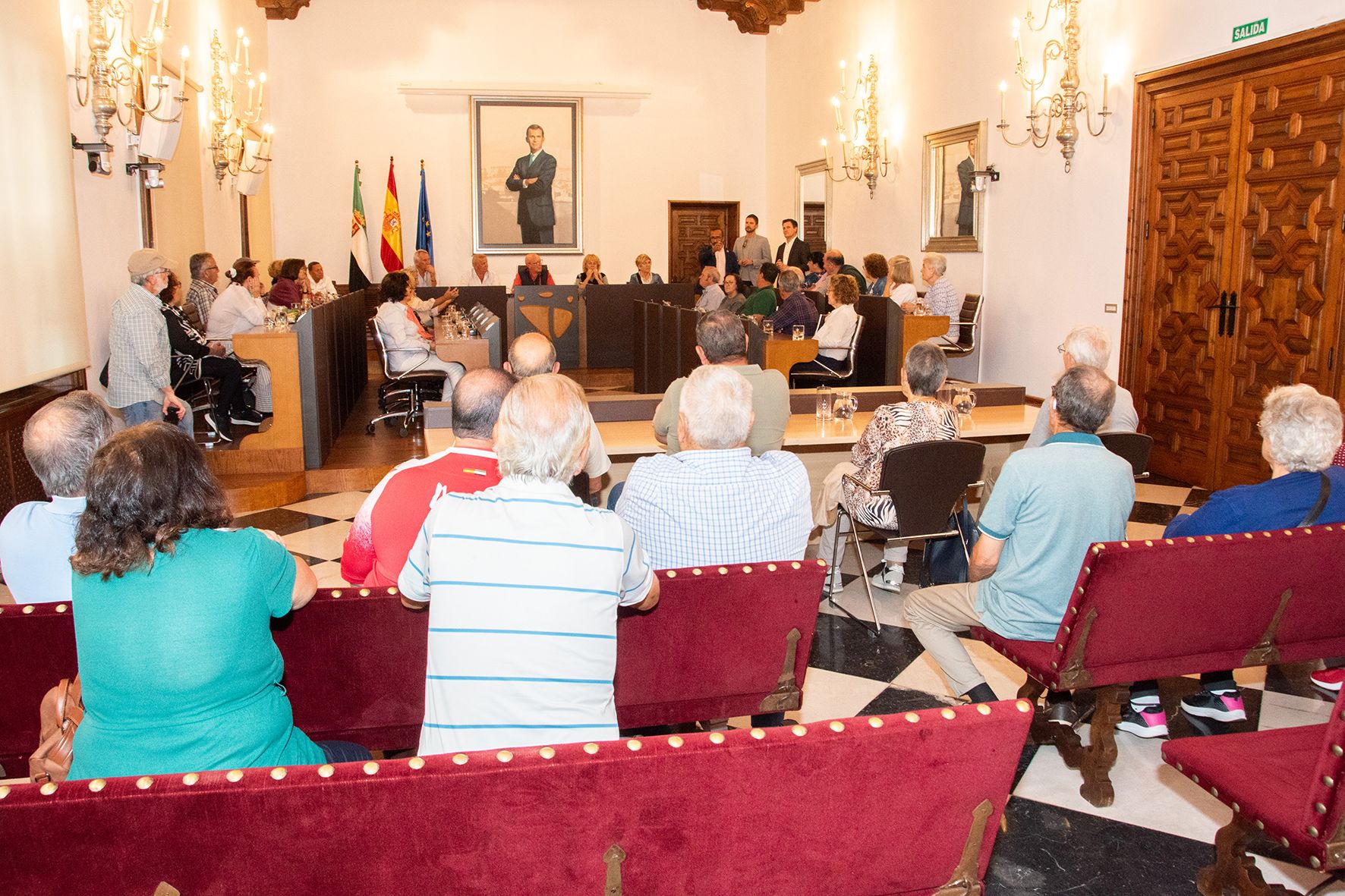 La Asociación de Mayores de Aldeacentenera celebra un pleno senior en la Diputación de Cáceres.