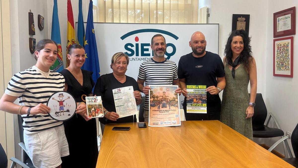 Ángel García y Ana Nosti, en el centro, con miembros de la comisión de fiestas, durante la presentación del programa.