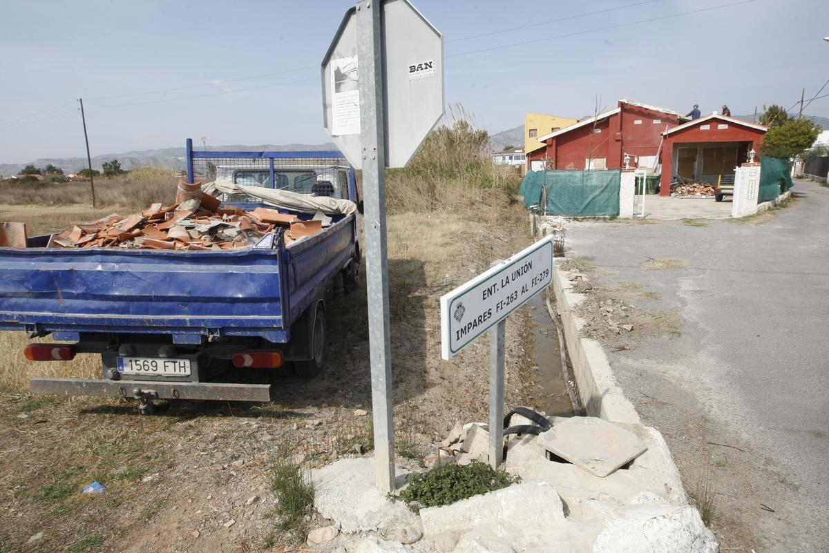 Derriban una parte de un tejado por falta de permiso. Imagen de archivo.