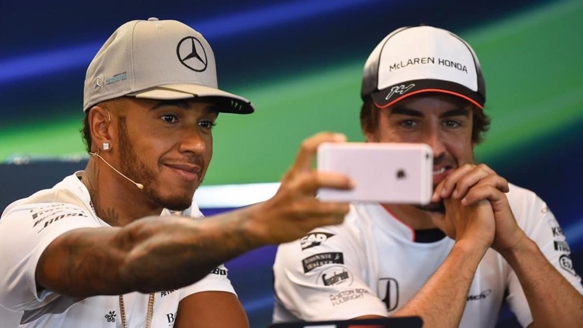 Hamilton y Alonso, en la conferencia de prensa de Spa.