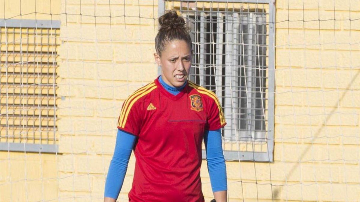 Lola Gallardo, guardameta del Atlético de Madrid, con la selección española.