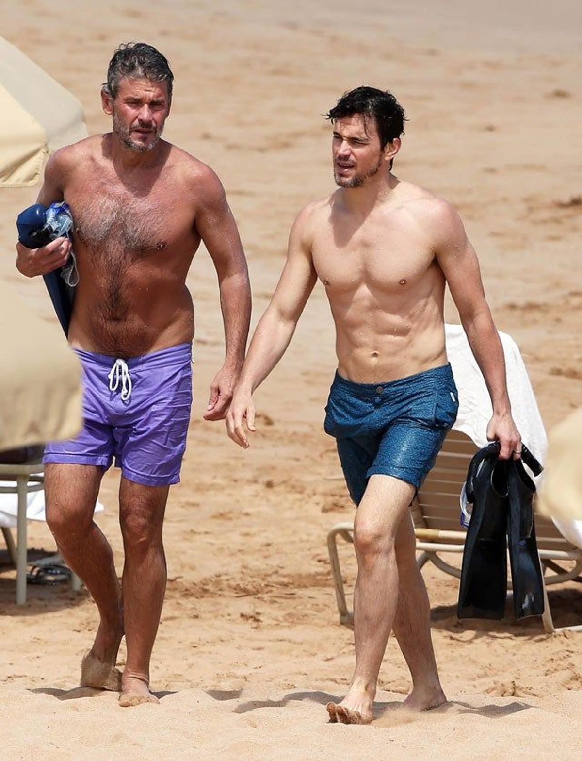 Simon Halls y Matt Bomer dando un paseo por la playa