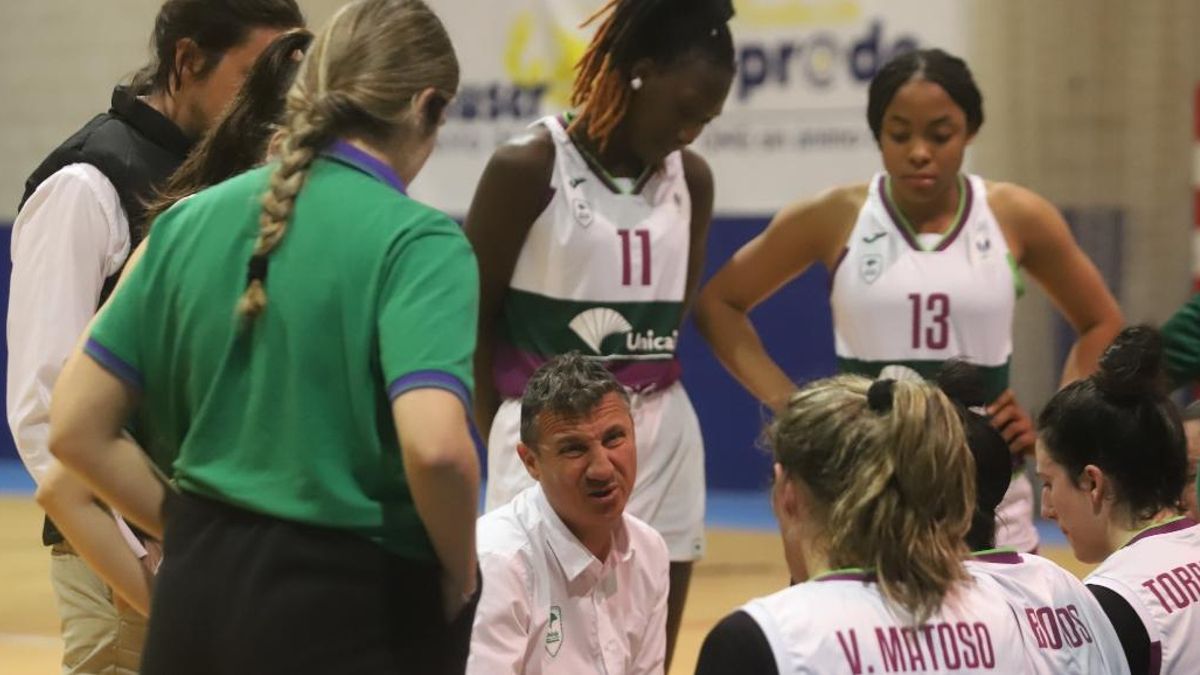 Jesús Lázaro, en el centro, da instrucciones en el partido Milar Córdoba BF-Unicaja de la pasada temporada.
