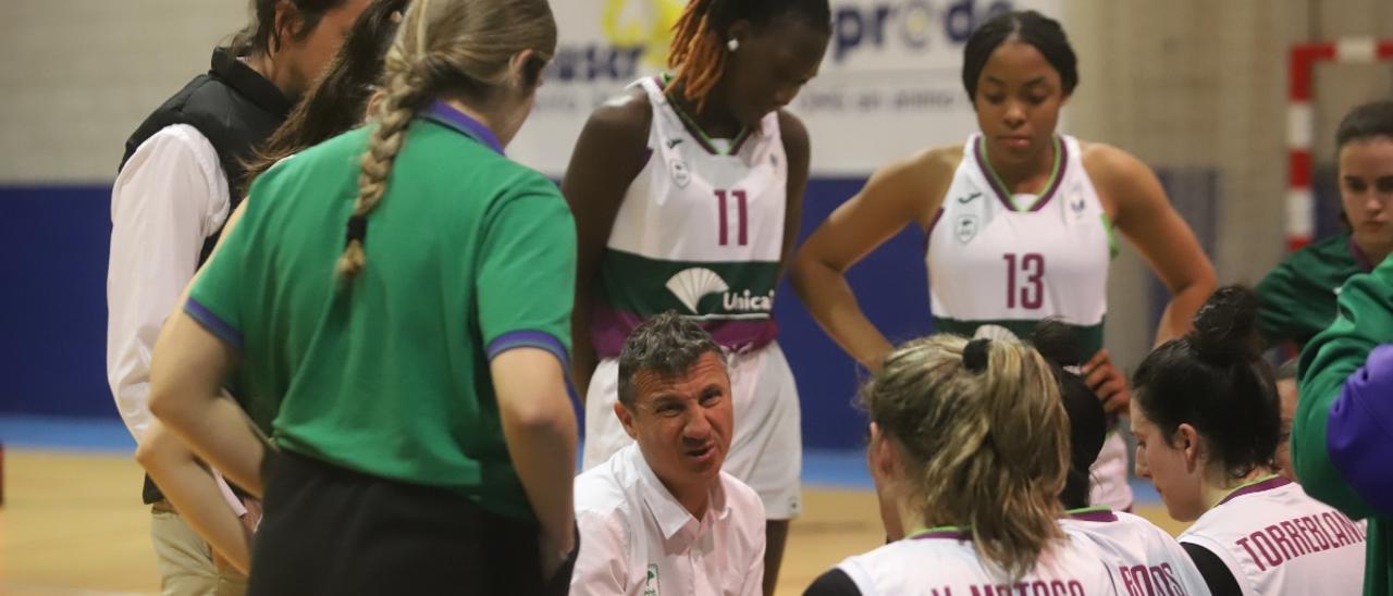 Jesús Lázaro, en el centro, da instrucciones en el partido Milar Córdoba BF-Unicaja de la pasada temporada.