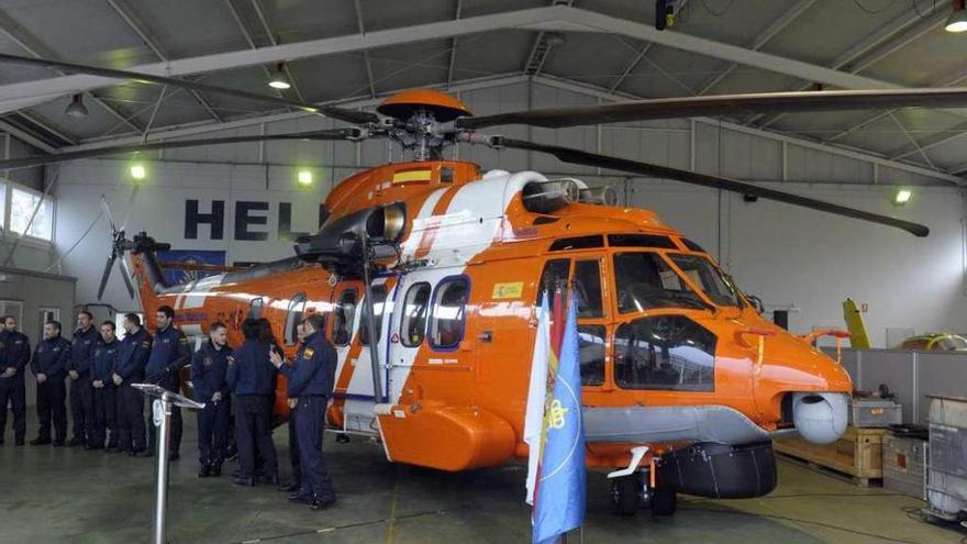 El &#039;Helimer 401&#039; en el aeródromo de Alvedro.