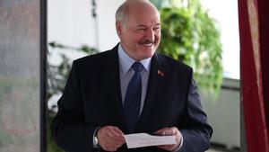 Lukashenko, reelegido en las elecciones de Bielorrusia, empañadas por los arrestos y las sospechas de fraude.
