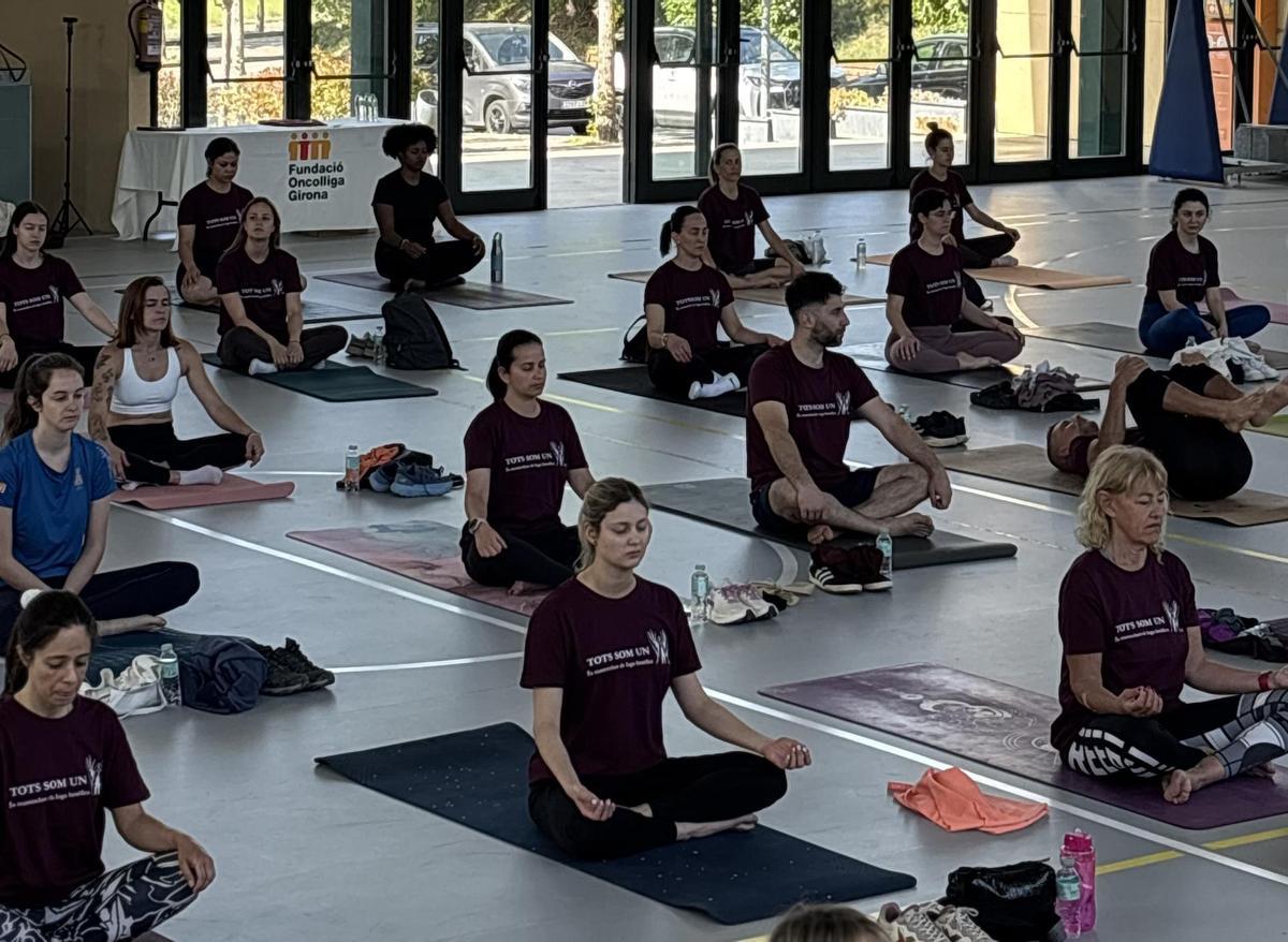 La impulsora de la iniciativa, Anna Girona, va fer la seva classe de ioga al pavelló de Llambilles.