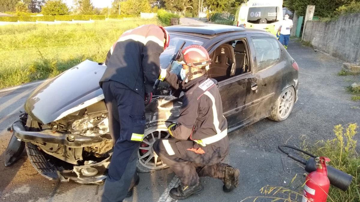 Trasladados al Chuac tres jóvenes tras sufrir una salida de vía en Oleiros