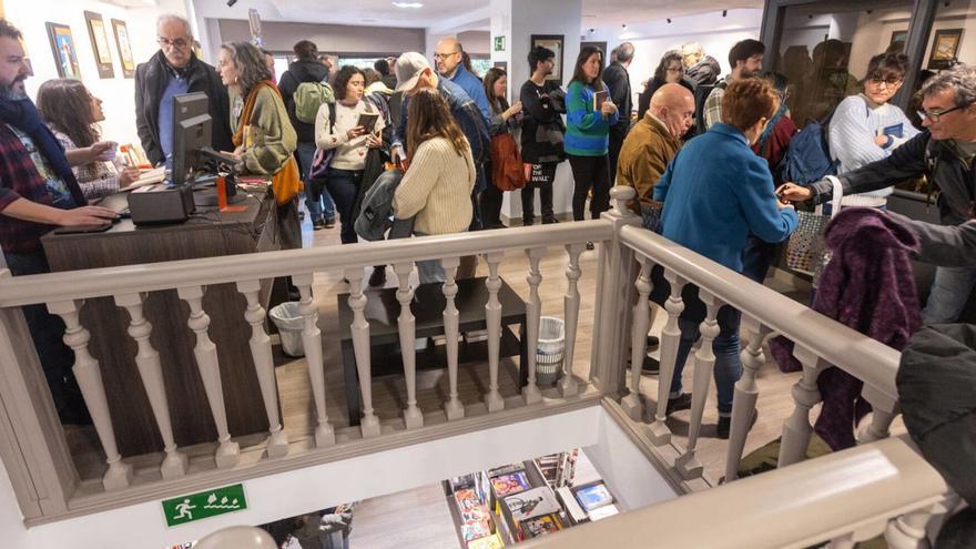Vista general del vermú navideño, ayer, en la librería Matadero Uno. | DAVID CABO