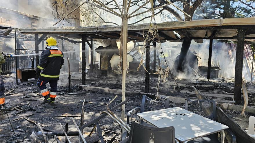 Un incendio calcina la terraza de un bar de Caldas y obliga a desalojar el edificio
