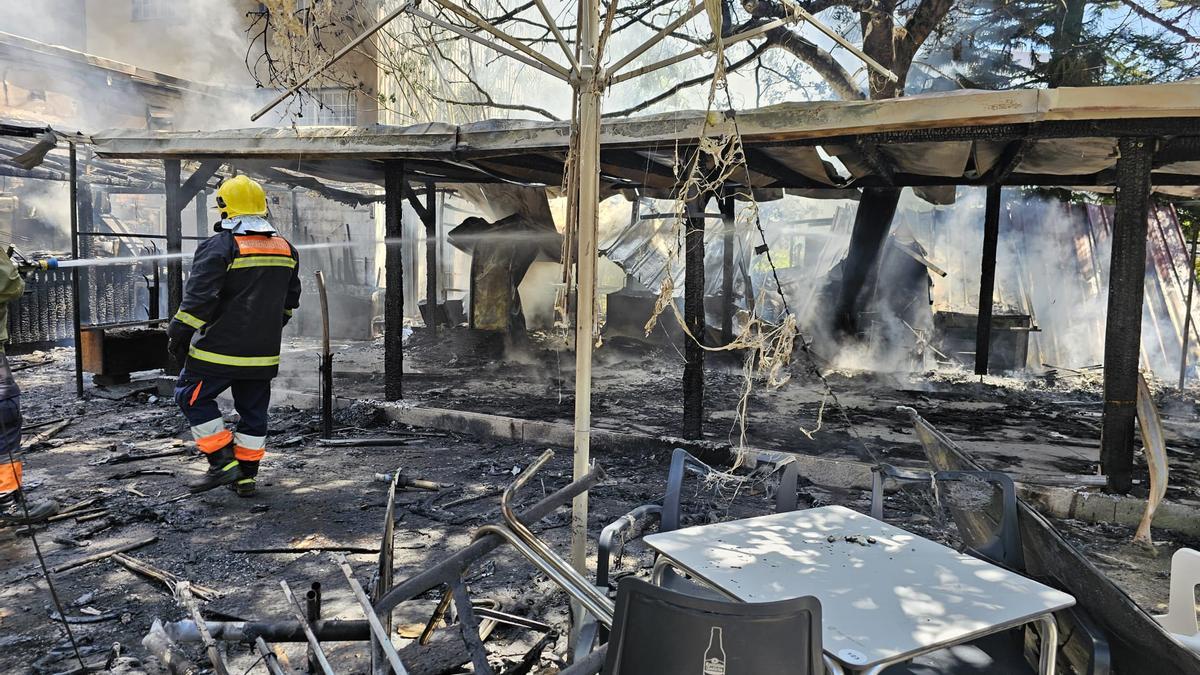 Estado en el que quedó la terraza del bar de Caldas tras el incendio.