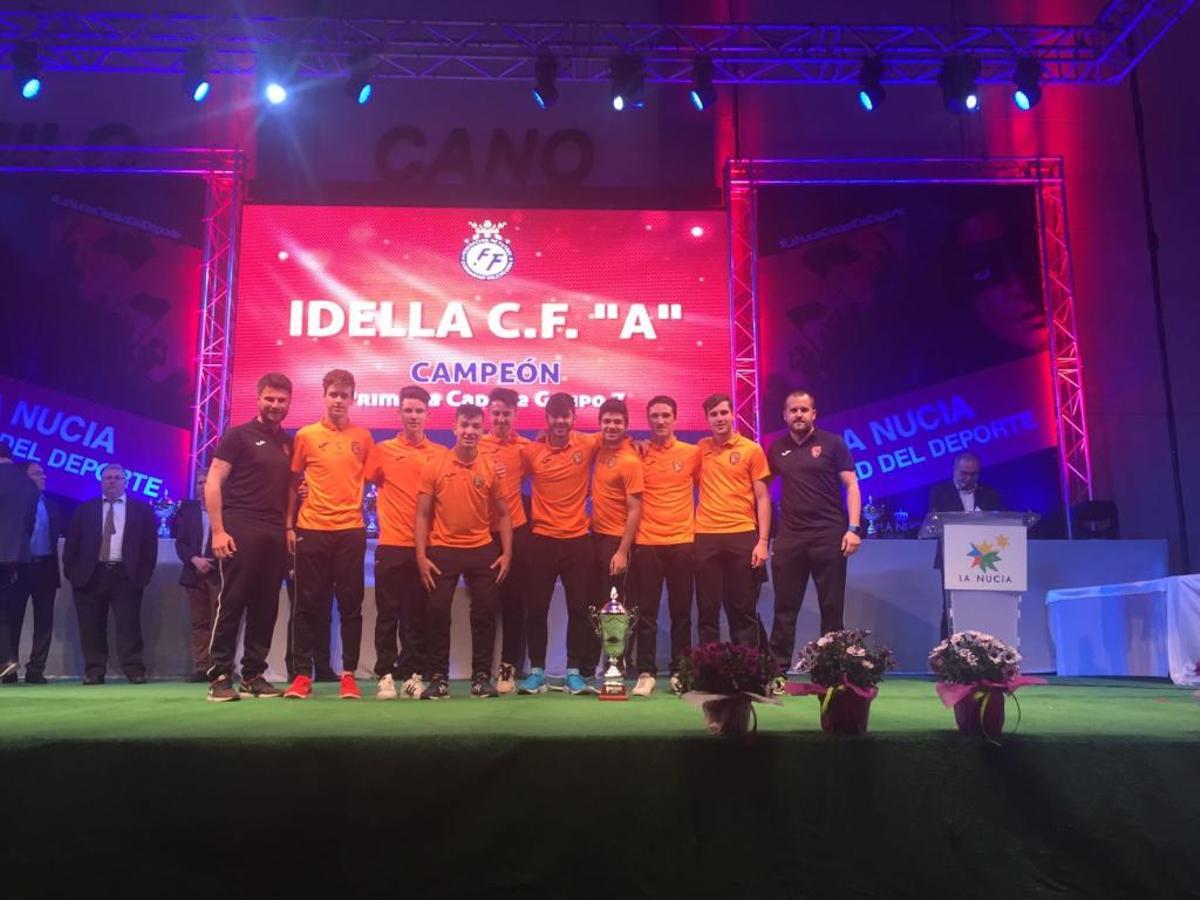 El equipo cadete A recogiendo el galardón