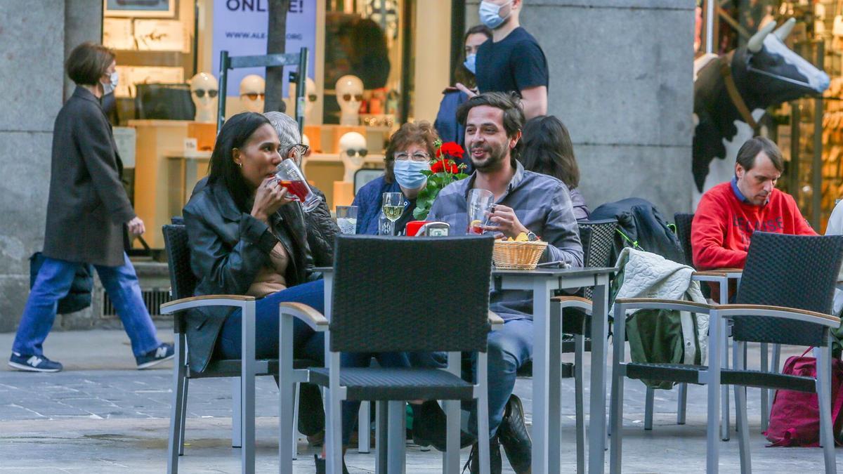 Varias personas en la terraza de un bar, a 31 de marzo de 2021, en Madrid (España).
