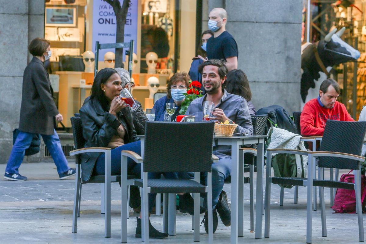 Varias personas en la terraza de un bar, a 31 de marzo de 2021, en Madrid (España). 