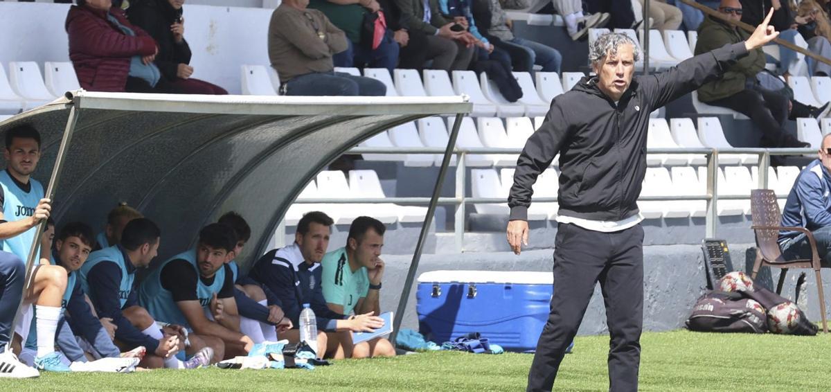 Raúl Garrido da unas instrucciones a sus jugadores en una imagen de archivo. | J.A. RIERA