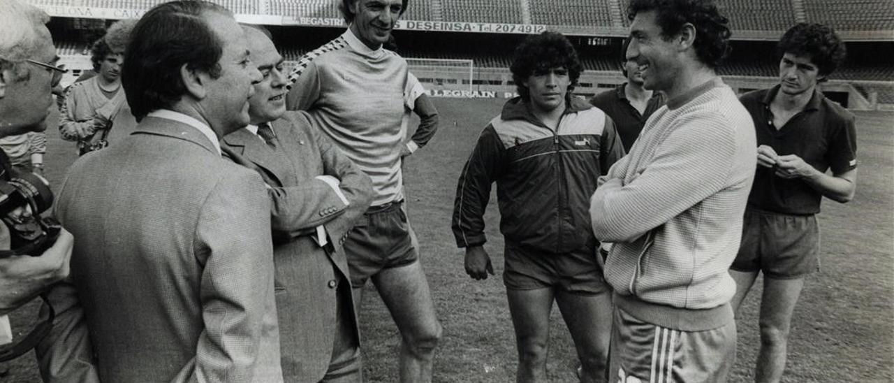 Josep Lluís Núñez y Jordi Pujol hablan con Quini en presencia de César Menotti, Diego Maradona y Àngel Pichi Alonso.