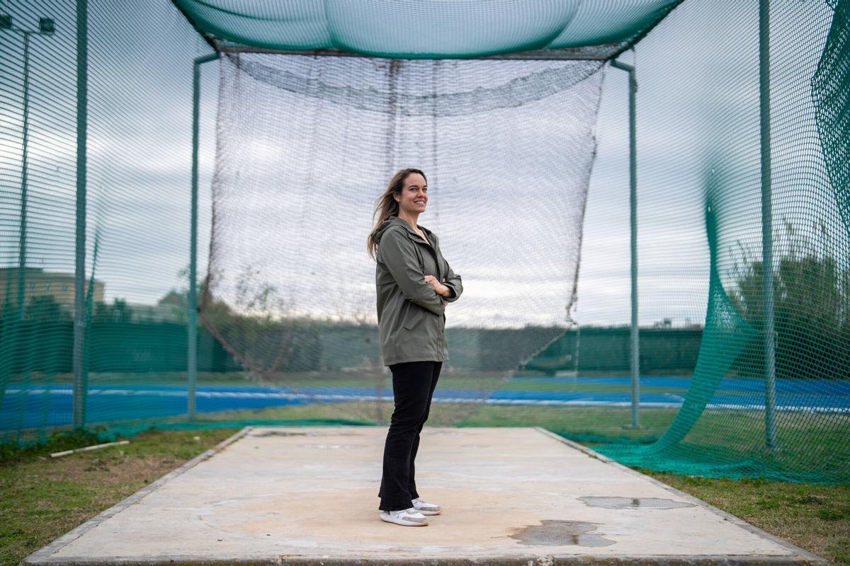 Berta Castells, dentro de la jaula donde se efectúa el lanzamiento de martillo.