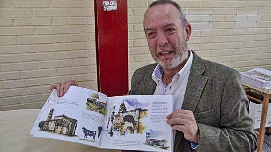 Fernando Lozano Bordell con su libro de acuarelas.