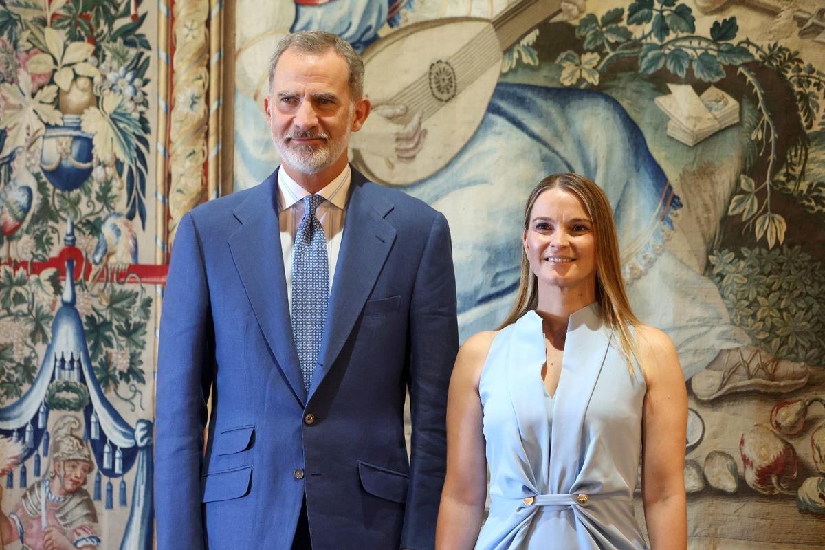 Antes de navegar, Felipe VI recibió a la presidenta del Govern Balear, Marga Prohens