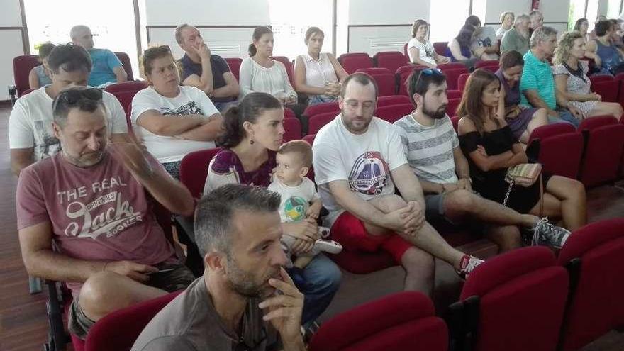 Asistentes a la conferencia de ayer en Arcade, con el alcalde y miembros del BNG entre el público. // FdV