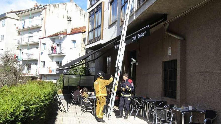Los bomberos, tendiendo la escalera para entrar en el piso de la mujer. // Iñaki Osorio
