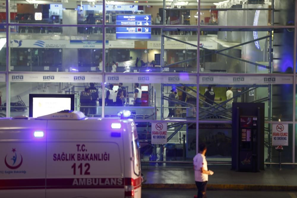 Cerca de 50 personas han muerto en un atentado contra el aeropuerto Atatürk, el mayor de Estambul.