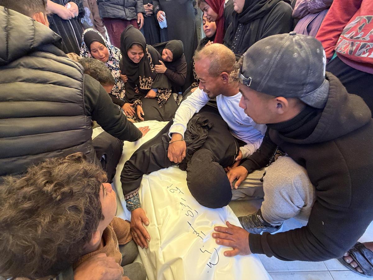 Un grupo de personas llora a sus familiares muertos por los ataques de Israel, en la localidad gazatí de Jan Yunis.