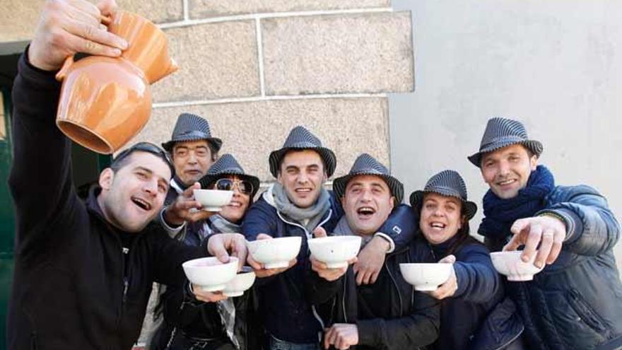 Jóvenes disfrutando de la romería de San Blas. / RICARDO GROBAS