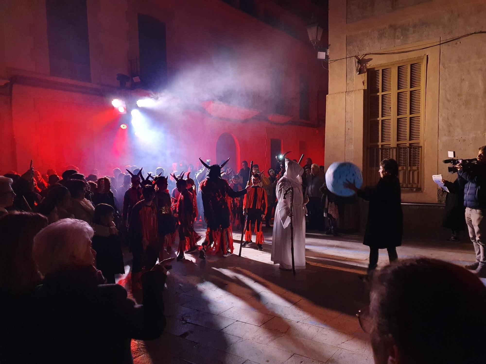 Gran representación del Grup de Teatre Montlliri de ‘Sant Antoni al viu’ en Montuïri