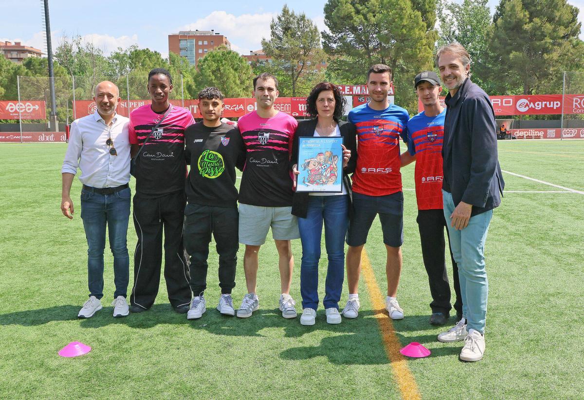 El Manresa guanya 4-1 contra el Badalona i amb la derrota del Cornellà ascendeix a Segona RFEF El Manresa guanya 4-1 contra el Badalona i amb la derrota del Cornellà ascendeix a Segona RFEF