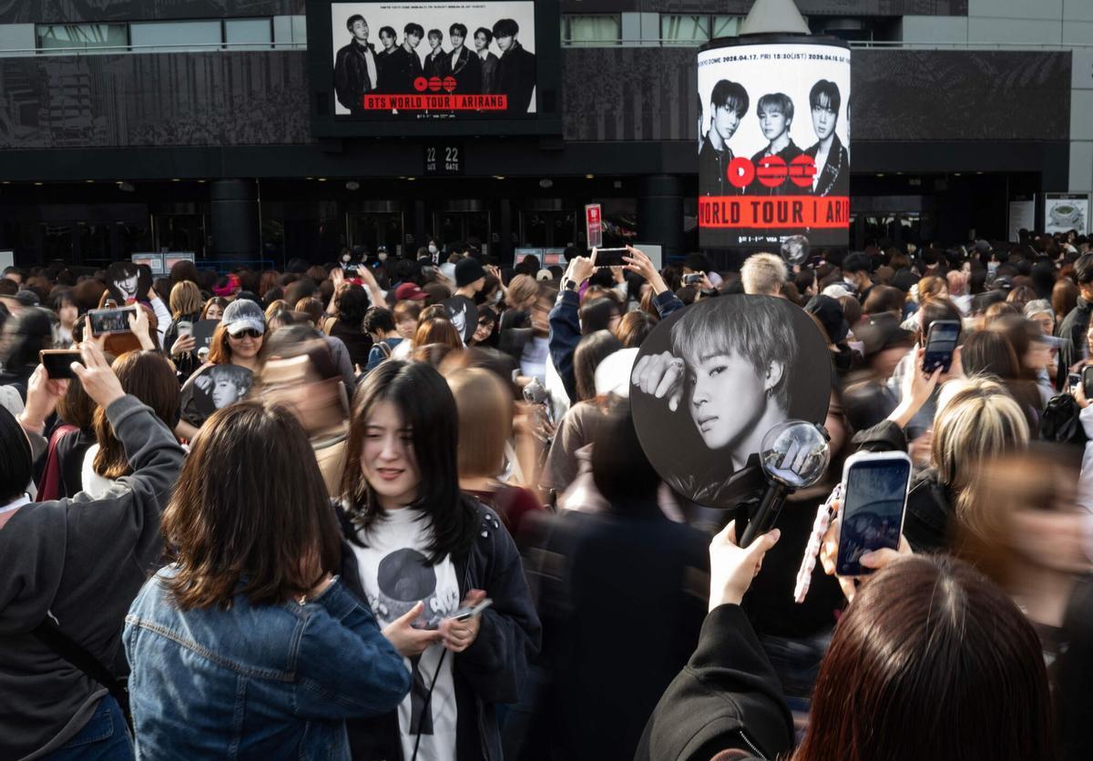 Los fans del grupo coreano BTS hacen fila en el Tokyo Dome antes del inicio de su primera gira mundial, «Arirang», en Tokio el 17 de abril de 2026. Decenas de miles de fans esperaban con entusiasmo a las afueras del emblemático estadio de Tokio para ver a BTS en su primer concierto fuera de Corea del Sur tras el inicio de su gira mundial. (Foto de Andrew CABALLERO-REYNOLDS / AFP)