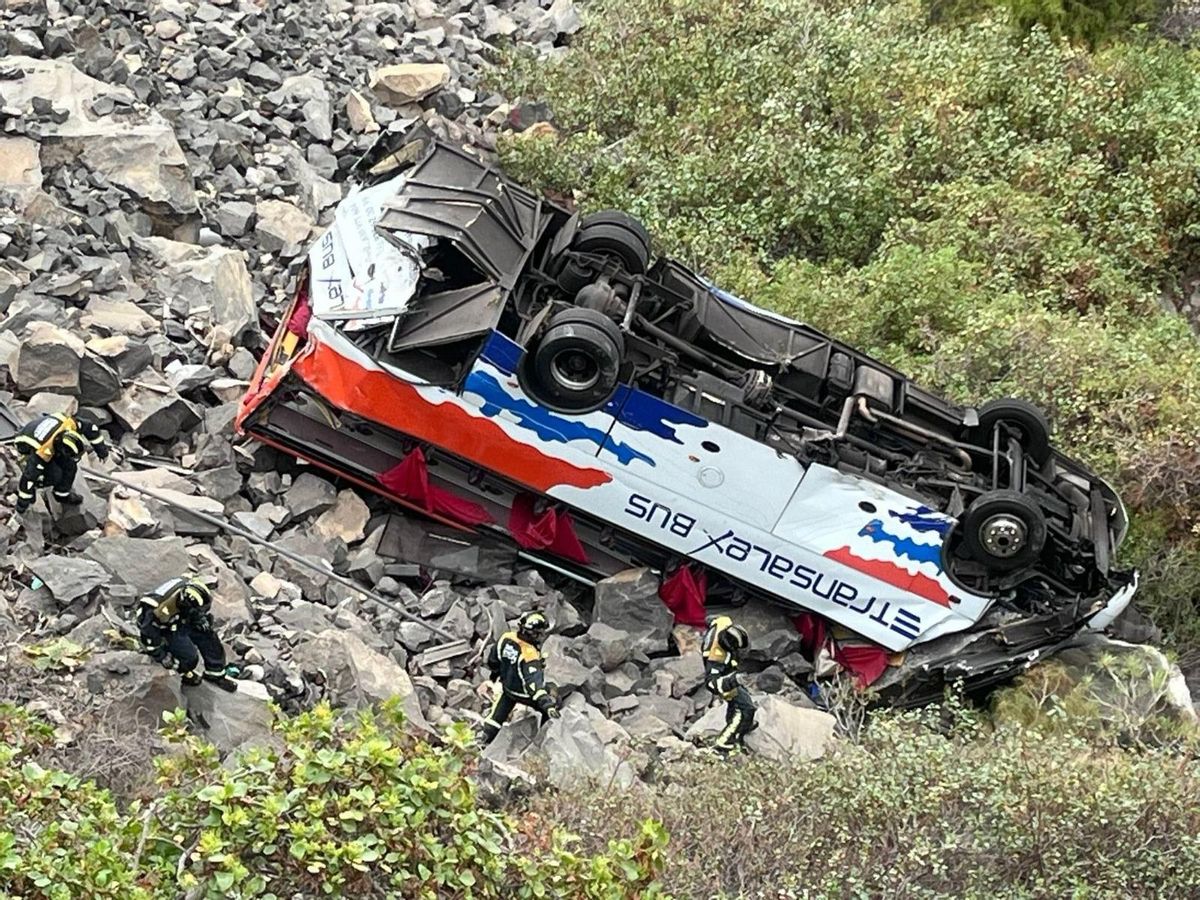 Los bomberos accediendo a la guagua.