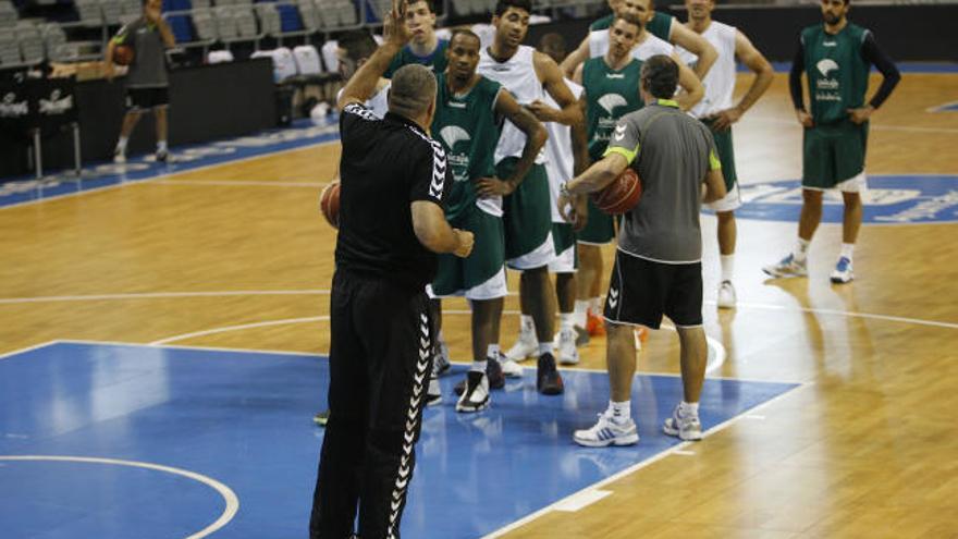 Repesa se dirige a sus jugadores en una sesión de entrenamiento de esta semana.