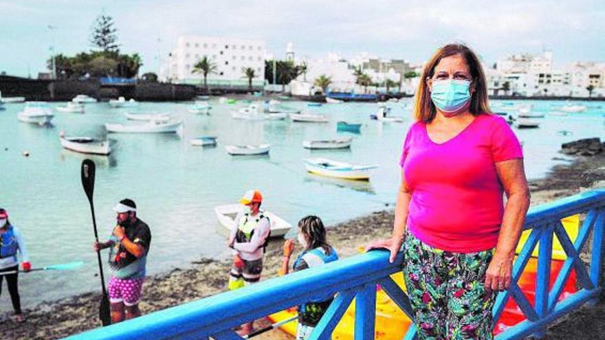 Ángela Hernández, ante el Charco de San Ginés.