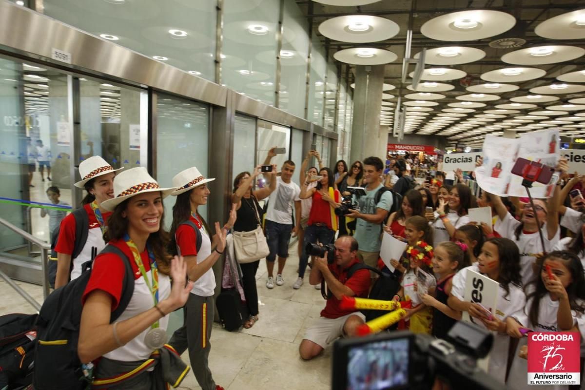 Recibimiento a Lourdes Mohedano en el aeropuerto de Madrid