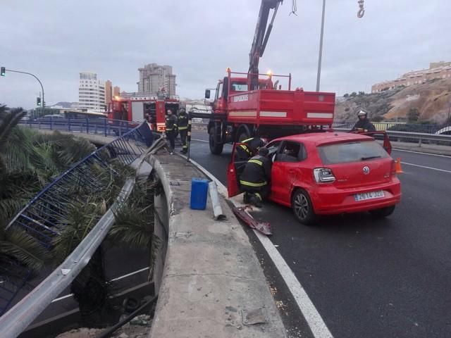 Un vehículo se sale de la carretera