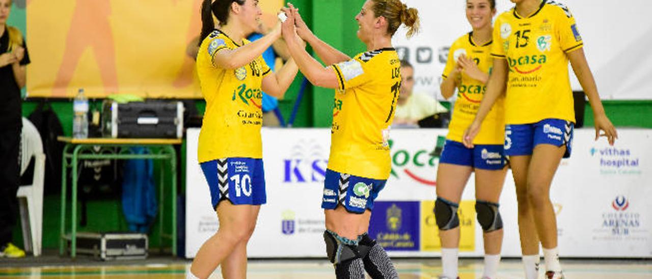 Alba Albaladejo y Davinia López justo en el momento en el que abandonaban la cancha entre aplausos.