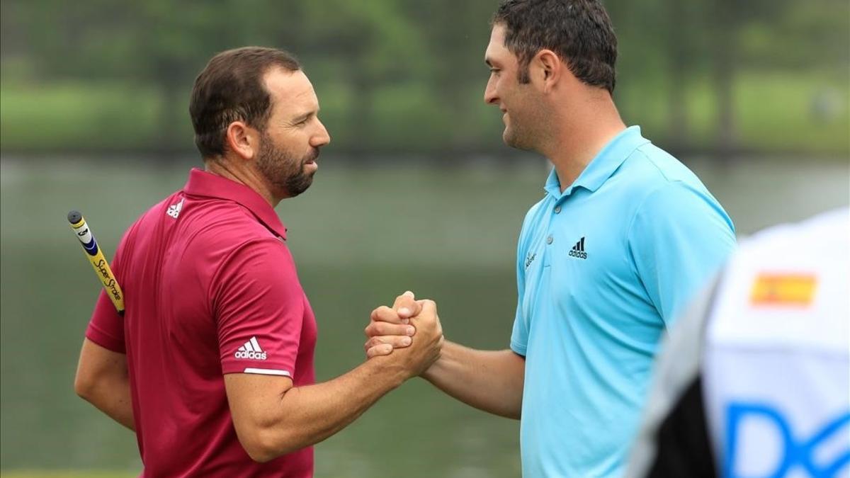 Jon Rham choca la mano con Sergio García después de cerrar su pase a octavos