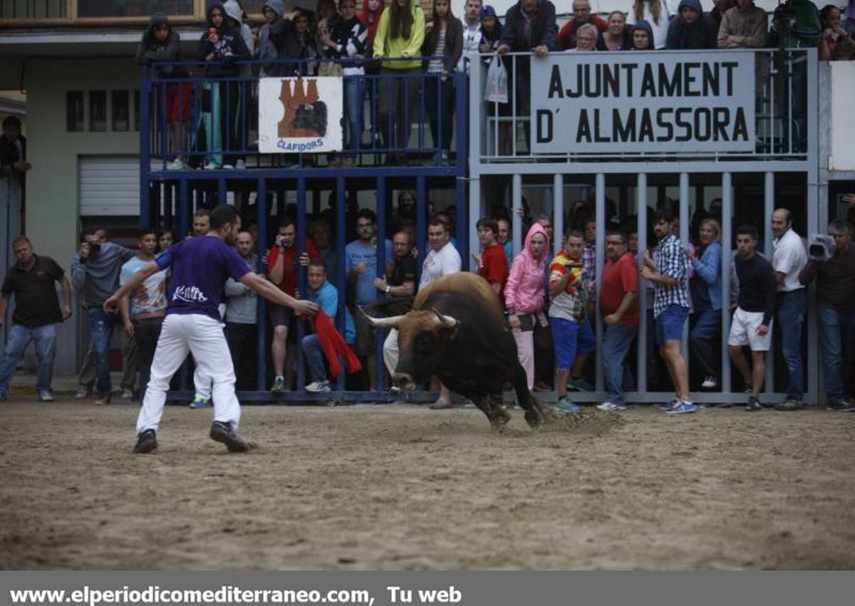 GALERÍA DE FOTOS -- Almassora late con toros bravos pese a la lluvia