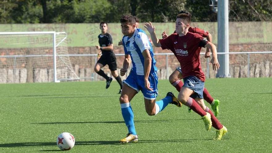 El Pontevedra y el Deportivo empataron ayer en Mosteiro. // Noé Parga