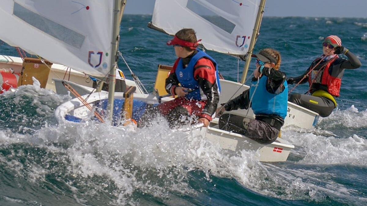 Viento y ola en el estreno de la Palamós Optimist Trophy