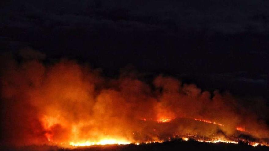 Imagen del incendio que avanzaba por los montes de Barro hacia Verducido ayer noche. // Santos Álvarez
