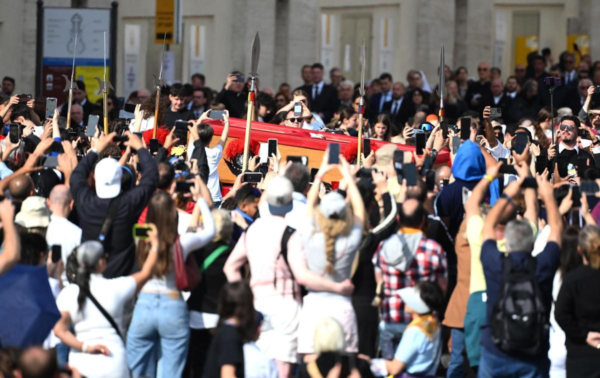 El trasllat del fèretre del papa Francesc a la basílica de Sant Pere, en imatges