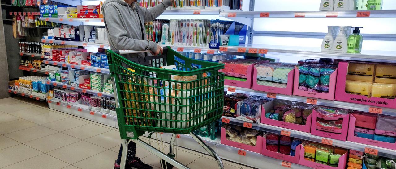 Un mujer compra en la sección de droguería en un supermercado.