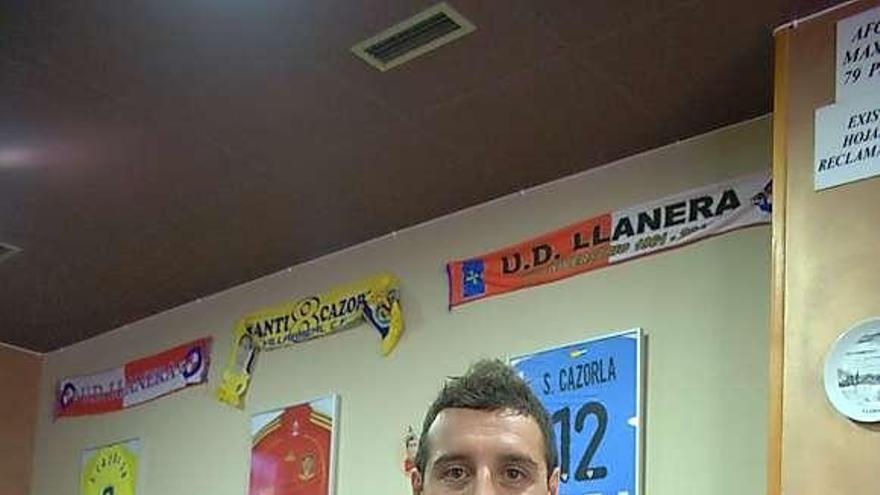 Santi Cazorla, ayer, en la sede de su peña en Lugo de Llanera.