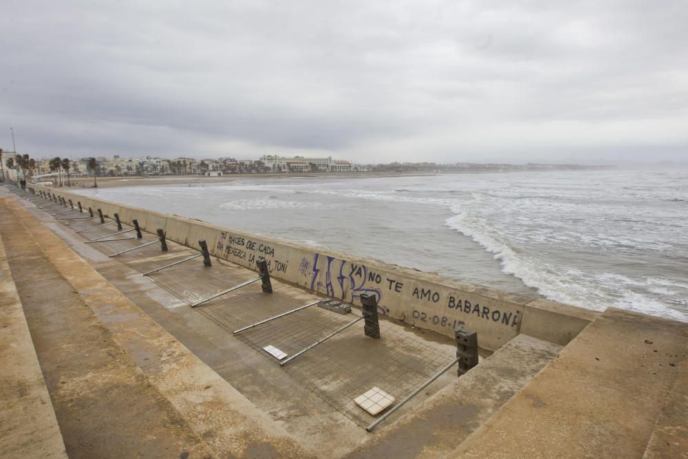 Las playas de la Malva-rosa, el Cabanyal y la Marina tras el temporal marítimo.